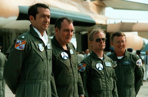 Mitglieder des B-1 Bombertestteams postieren sich vor der B-1, die sie ...