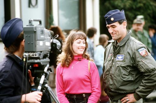 A cameraman videotapes MAJ. Mike Worden and his wife, Lori ...