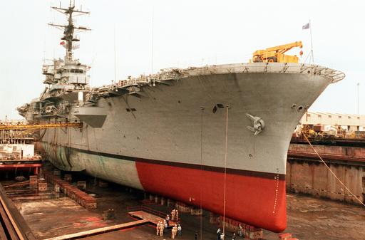 The amphibious assault ship USS TRIPOLI (LPH-10) sits in… — PICRYL