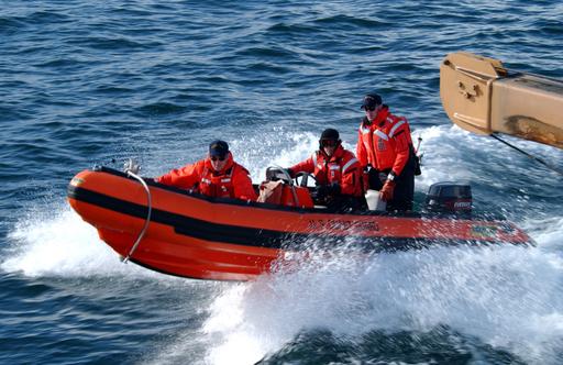 Mitglieder der US-Küstenwache (USCG) fahren im Rahmen der Übung ...