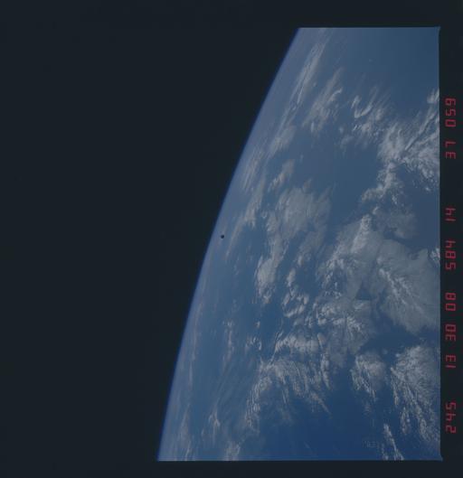 41D-37-059 - STS-41D - Syncom IV Satellit nach dem Einsatz im Orbit ...