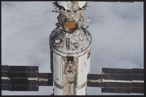 STS097-305-016 - STS-097 - The zenith side of Zvezda and… — PICRYL ...