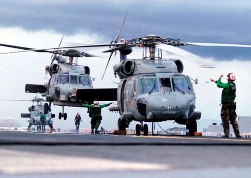Вертолеты SH-60 Seahawk, приписанные к Carrier Air Wing Two (CVW-2 ...