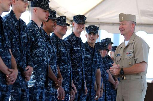 Master Chief Petty Officer of the Navy (MCPON) Rick West spricht mit ...
