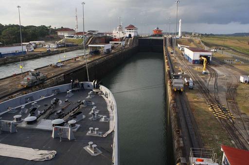 Dieselelektrische Traktoren, die nach der ursprünglichen Methode des Schleppens Mules genannt werden, leiten das amphibische Transportdockschiff Pre-Commissioning Unit (PCU) San Diego (LPD 22), diesel electric tractors, mules, tractors, towing, guide cables
