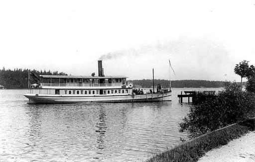 Originalfoto tillhör Stockholms stadsmuseumIdentisk kopia finns i samma samling med acc.nr 1957:995Beställning hänvisas till SSM best nr F 38338, steamboat, steamship, vessel, boat, watercraft, pier, dock, maritime, nautical, transportation, historical, black and white, scenic