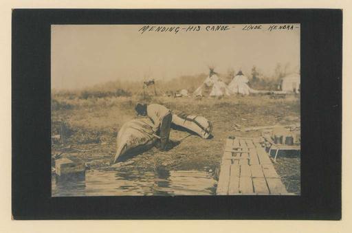 Reparatur seines Kanus (HS85-10-26189) original, canoe, man, repair, boat, native american, indigenous, watercraft