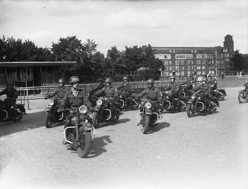 Militaire motorrijders oefenen voor escorteren van - PICRYL - Public ...