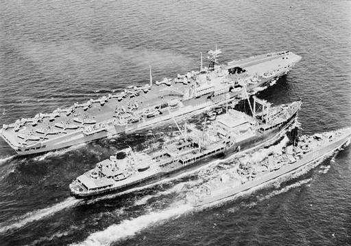 RFA Wave Sovereign HMCS Nootka (DDE213) HMS Ocean (R68) vor Korea 1952 ...
