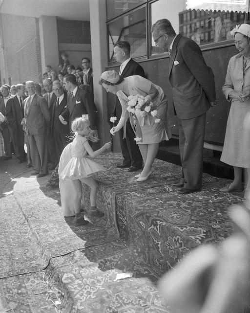 Hare Koninklijke Hoogheid Prinses Beatrix opent het jeugdhuis De Heuvel ...