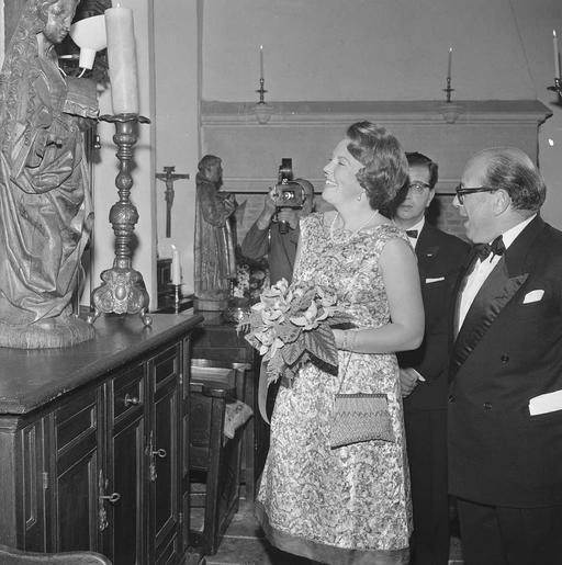 Prinses Beatrix opent antiekbeurs te Delft Prinses Beatrix tijdens de ...