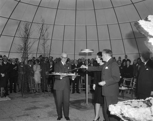 Prinses Beatrix bij het openen van paviljoen De Schelp te… — PICRYL ...