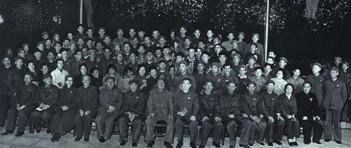 1967-07 1967年5月1日毛泽东等人接见北京市革命委员会成员— PICRYL