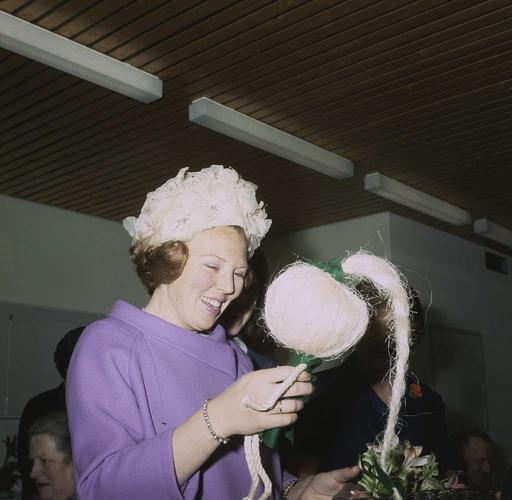 Hare Koninklijke Hoogheid Prinses Beatrix bezoekt - PICRYL - Public ...