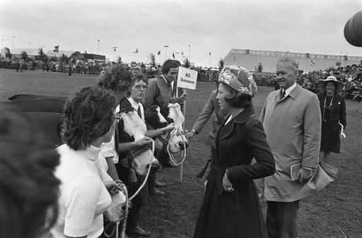Prinses Beatrix en Prins Claus bij viering 100-jarig bestaan "Het ...