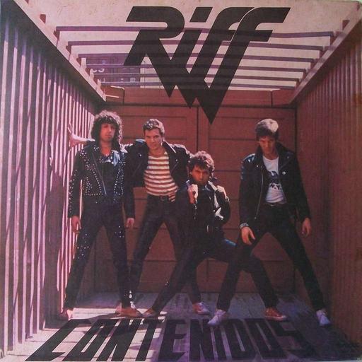 Riff Contenidos - A group of young men standing next to each other ...