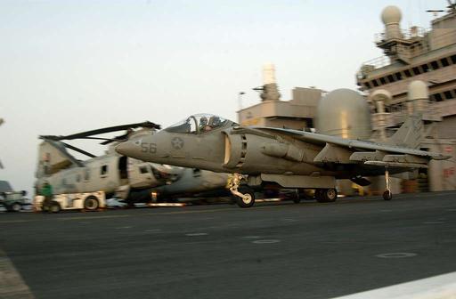 US Navy 050906-N-9288T-114 A U.S. Marine Corps AV-8B… — PICRYL - Public ...