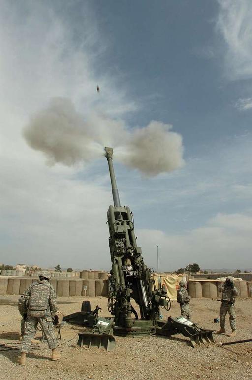 An M777 howitzer fires off rounds during a training — NARA and DVIDS ...