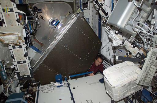 Bursch performs IFM on HRF rack in U.S. Laboratory during Expedition ...