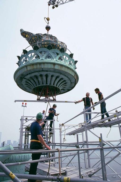 Восстановление оригинального факела в 1980-х годах, statue of liberty, torch, removal, 1980 s, construction, renovation, new york harbor, scaffolding