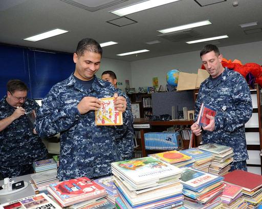 Unteroffizier 1. Klasse Walid Mansour (links), ursprünglich, petty officer 1st class, walid mansour, beirut, lebanon, tourniquet, petty officer 2nd class, michael monreal, first responder course, military, training, navy
