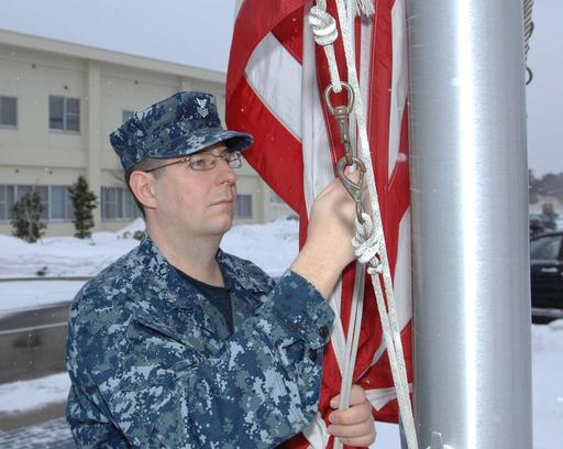 Schadensregulierer 1. Klasse Joseph Dubois, ursprünglich, damage controlman, fire, drill, uss new orleans, lpd 18, ship, navy, sailor