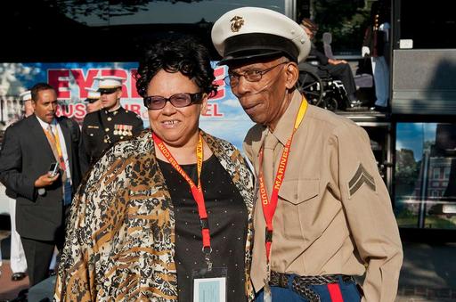 Ein original Montford Point Marine, rechts, besucht eine, montford point marine, congressional gold medal, ceremony, marine barracks washington, military, marines, african american history