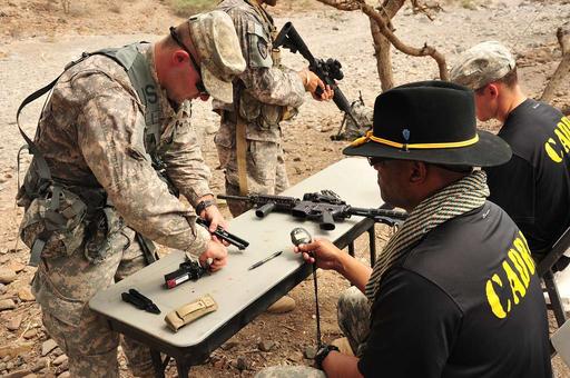 Pf. der US-Armee Cody Vaquera von der Task Force Raptor, - U.S ...