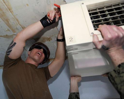 Bauunternehmer Joshua Donahoe, ursprünglich, builder, constructionman, us navy, construction, project, military, personnel, hardhat, safety gear