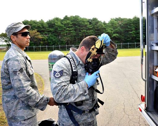 Старший летчик Уильям Холлидей (слева), senior airman, william holliday, zachary taylor, 721st aircraft maintenance squadron, ramstein air base, c 5 galaxy, aircraft maintenance, airmen