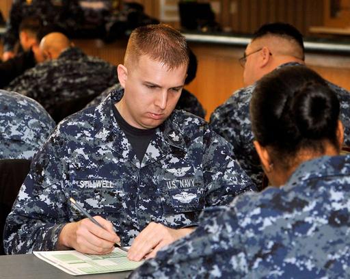 Госпитальер 1-го класса Роберт Хемсворт, первоначально, hospital corpsman, medical care, patient, navy, military, healthcare