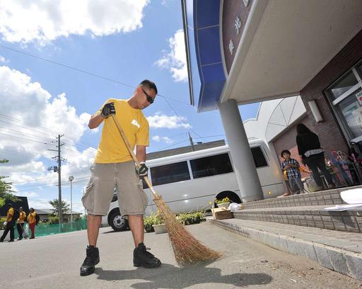 Erbauer 2. Klasse James Delacruz, ursprünglich aus Vacaville,, us navy, builder, compactor, construction, military, personnel