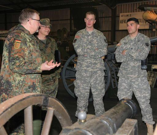 Von links nach rechts: Oberstleutnant Lars Kleine, — PICRYL - Public ...