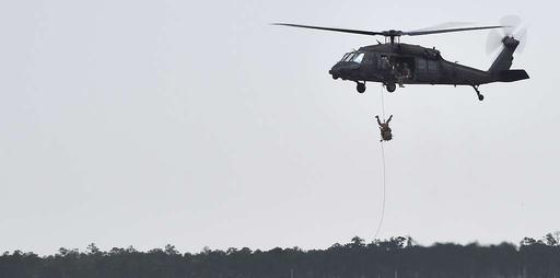 U.S. Army Soldiers fast rope from a UH-60 Black Hawk - NARA & DVIDS ...