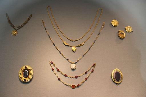 Roman Gold Jewelry (28649041151) — PICRYL - Public Domain Media