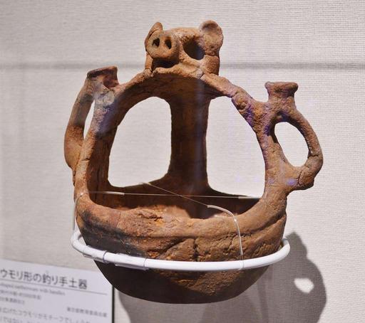 武蔵台東遺跡出土 コウモリ形釣り手土器 — PICRYL - Public Domain
