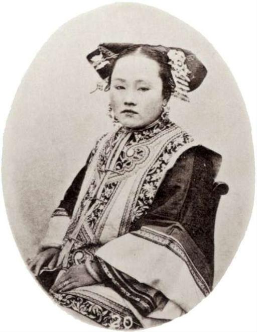 Manchu or Tatar lady, circa 1868 (Vintage.es) 04 — PICRYL - Public