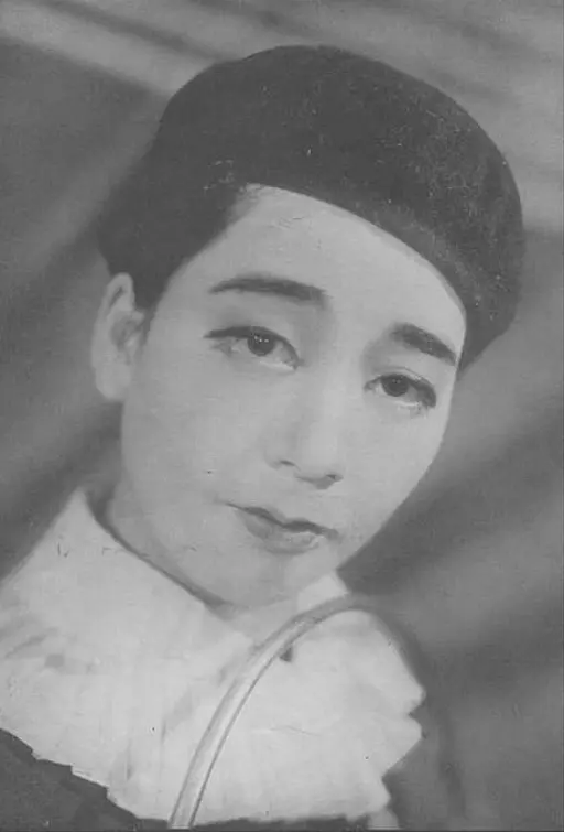 中国 清末 美人画 清末妓女与洋人- 中國歷史圖片，維基媒體- An old photo of a man and