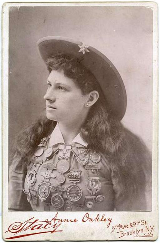 希少 アニー・オークリー ビンテージ写真 希少 アニー・オークリー ビンテージ写真 Annie Oakley by Stacy - An