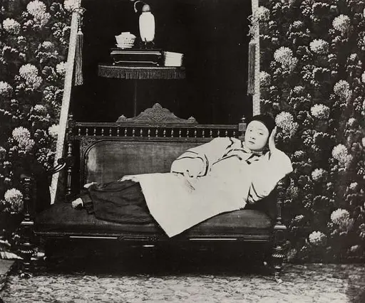清末妓女与洋人- 中國歷史圖片，維基媒體- An old photo of a man and