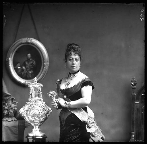 Queen Emma of Hawaii (PNLPC-8-07739, original), queen emma, hawaii, portrait, royalty, dress, lace, brooch, jewelry, monarch