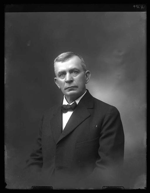 James J. Williams (PNL-190-06115, original), james j williams, pacific northwest laboratory, pnl, scientist, portrait