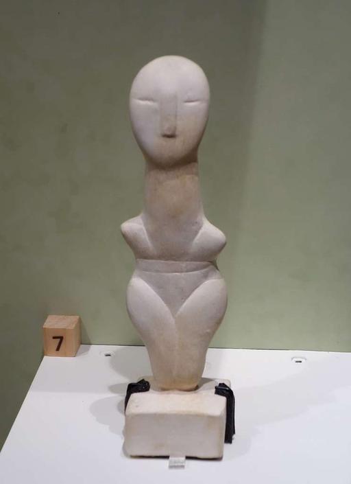 Cycladic figurine, plaster cast after original from Siphnos, c. 2800-2300 BC - Teece Museum of Classical Antiquities - Christchurch, NZ - DSC01893, figurine, marble, sculpture, ancient, prehistoric, female, fertility symbol, archaeology, art, statue, paleolithic