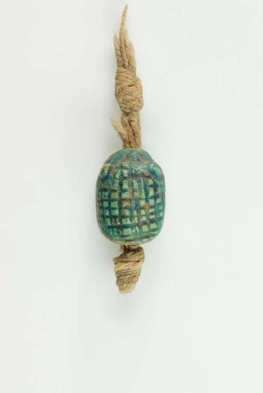 Siegel in Form eines Igels an Originalschnur, seal, hedgehog, string, carving, artifact