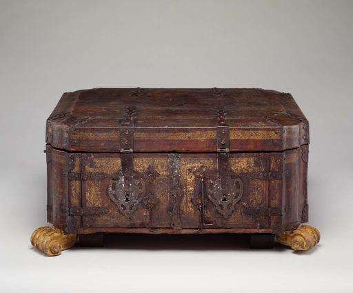 Toilet set in original leather case, Augsburg, Bavaria, vargueno, cabinet, chest, spanish furniture, 17th century, iron hardware, gilded wood, antique, decorative arts, storage, lock plate
