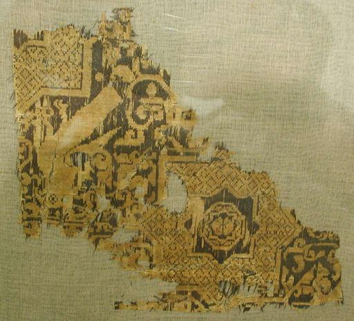 Textil mit Sternen- und Vogelmuster, ursprünglich von einer Mütze, textile, silk, fragment, medieval, geometric, pattern, star motif, weaving, fabric, historical, artifact, islamic art