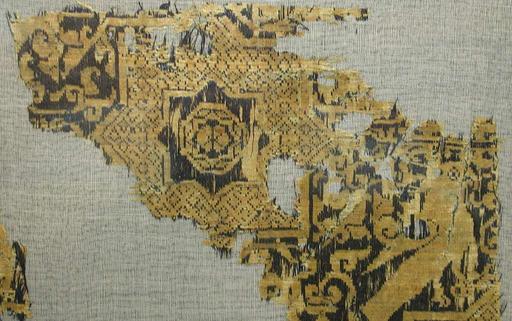 Textil mit Sternen- und Vogelmuster, ursprünglich von einer Mütze, silk, textile, fragment, geometric, medieval, weaving, pattern, archaeology, fabric, tapestry, historical, artifact