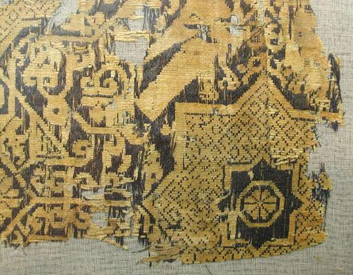 Textil mit Sternen- und Vogelmuster, ursprünglich von einer Mütze, textile, silk, linen, weaving, geometric, medieval, islamic art, tapestry, fragment, pattern, historical fabric