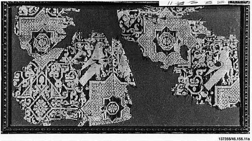 Текстиль со звездами и птицами, родом из пещеры, textile, silk, fragment, islamic art, birds, geometric patterns, star motif, weaving, tapestry, historical artifact, ornamentation