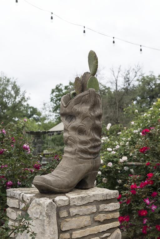 Ornamentaler Cowboy-Stiefel vor dem originalen Salt Lick BBQ, einem Grillrestaurant in Dripping Springs, im Hays County, Texas, südlich von Austin, cowboy boot, ornamental, sculpture, restaurant, barbecue, salt lick bbq, outdoor decor, texas